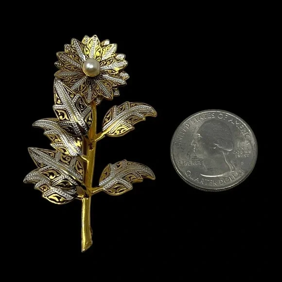 Vintage Flower Brooch Gold‎ White Enamel Accents Textured Layered Faux Pearl Pin - Picture 10 of 11